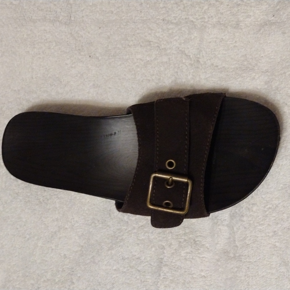 Old Navy, women's sandal with buckle strap in Brown. - Picture 2 of 5
